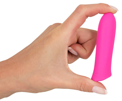 Sweet Smile Rechargeable Power Mini-Vibrator in Pink – Größenvergleich in einer Hand zur Darstellung der kompakten Form – erhältlich bei Evoria Care