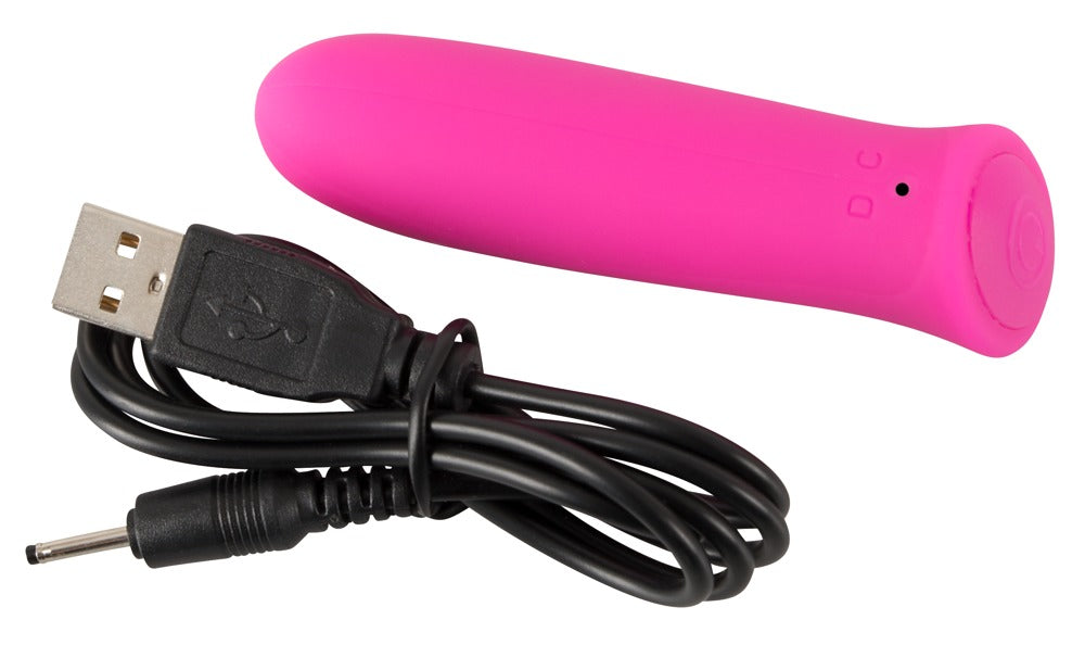 Sweet Smile Rechargeable Power Mini-Vibrator in Pink – liegende Produktansicht zusammen mit dem schwarzen Ladekabel – erhältlich bei Evoria Care