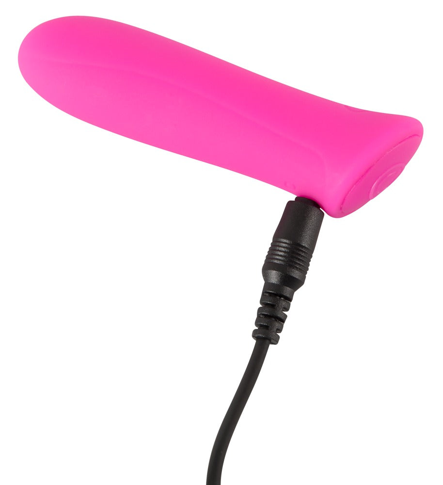 Sweet Smile Rechargeable Power Mini-Vibrator in Pink – Produktansicht mit angeschlossenem Ladekabel zur Darstellung der Wiederaufladbarkeit – erhältlich bei Evoria Care