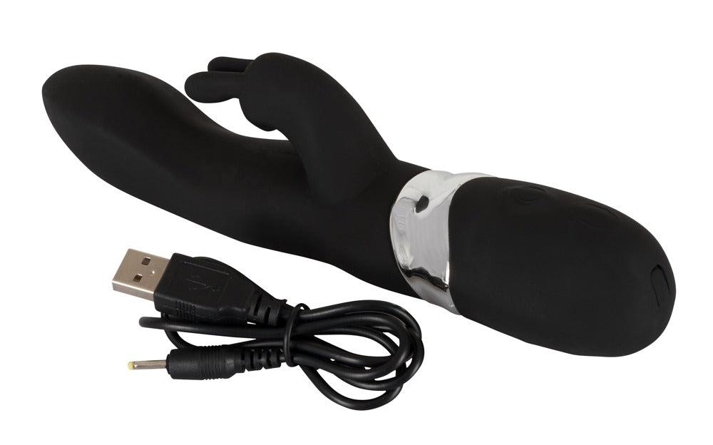 Sweet Smile Rechargeable Rabbit in Schwarz – wiederaufladbarer Rabbitvibrator mit zugehörigem Ladekabel – erhältlich bei Evoria Care