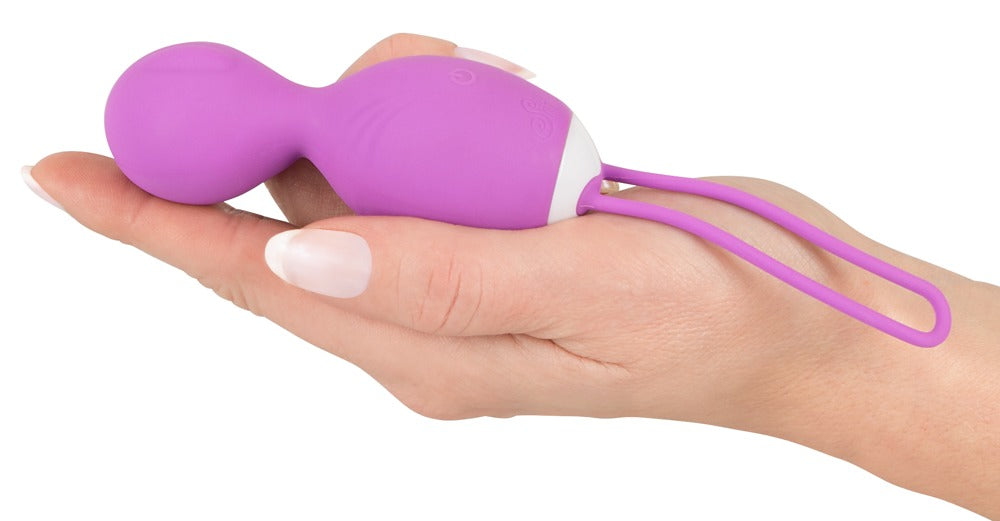 Sweet Smile Rotating Love Ball in Lila – Vibrokugel in einer Hand zur Darstellung der kompakten Größe und Form – erhältlich bei Evoria Care