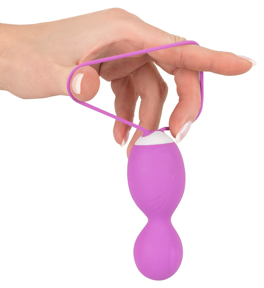 Sweet Smile Rotating Love Ball in Lila – Handhabungsansicht der Vibrokugel mit langer flexibler Rückholschlaufe – erhältlich bei Evoria Care