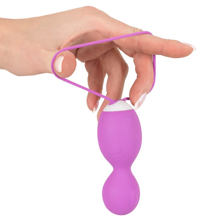 Sweet Smile Rotating Love Ball in Lila – Handhabungsansicht der Vibrokugel mit langer flexibler Rückholschlaufe – erhältlich bei Evoria Care