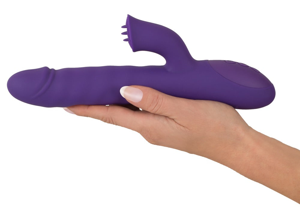 Sweet Smile Thrusting & Rotating Rabbitvibrator in Lila – liegende Produktansicht in einer Hand zur Darstellung von Größe und Form – erhältlich bei Evoria Care