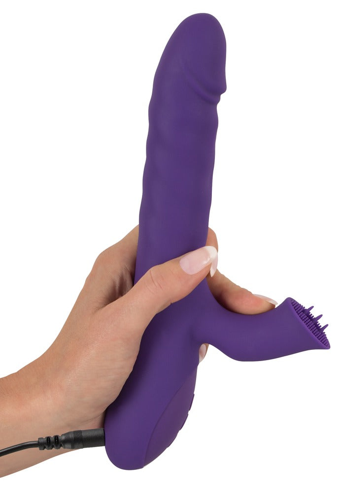 Sweet Smile Thrusting & Rotating Rabbitvibrator in Lila – aufrechte Produktansicht in einer Hand mit deutlich sichtbarer Dual-Form – erhältlich bei Evoria Care