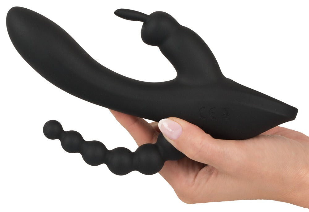 Sweet Smile Triple G-Spot Vibrator in Schwarz – Größenvergleich in einer Hand mit geschwungenem Hauptschaft und seitlichen Stimulationsarmen – erhältlich bei Evoria Care