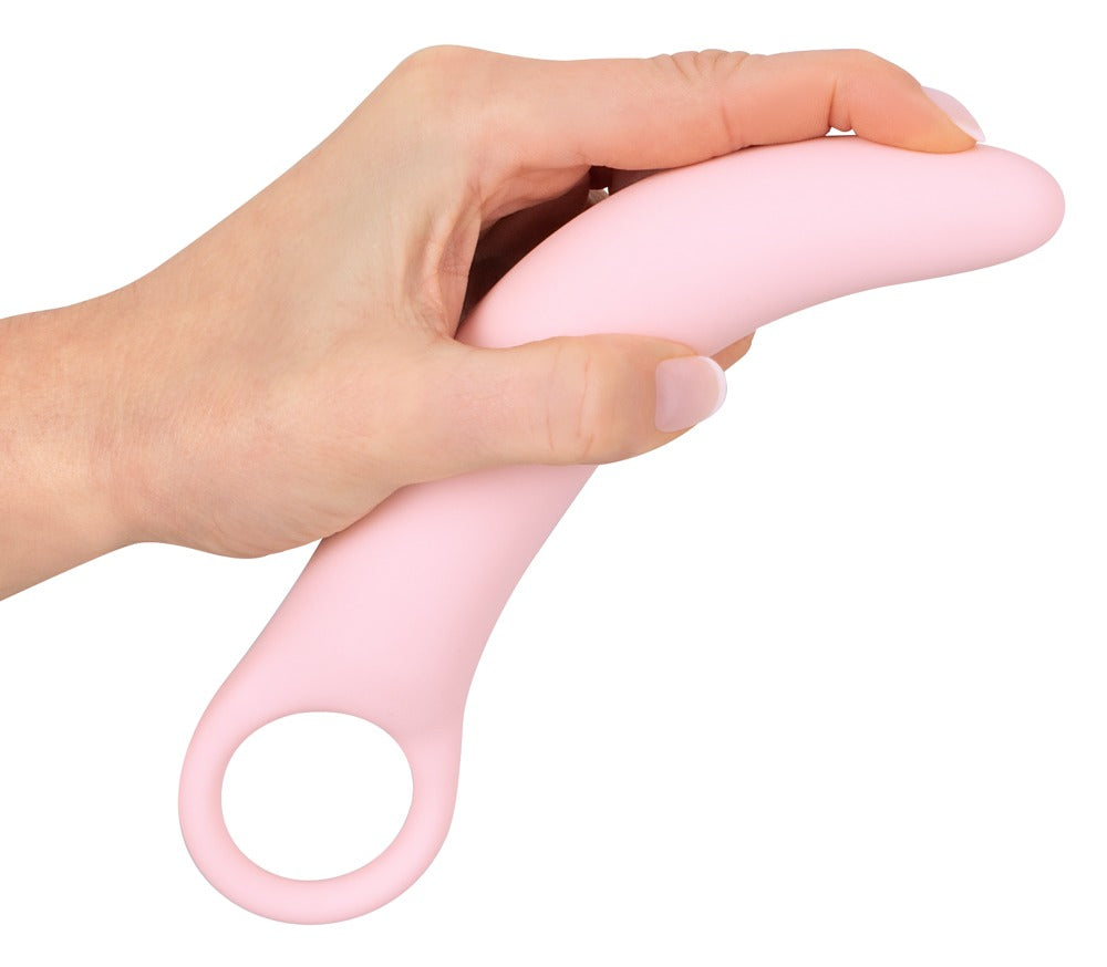 Sweet Smile Vaginal Trainers – rosafarbener Trainer in einer Hand zur Darstellung von Größe und schlanker Form – erhältlich bei Evoria Care