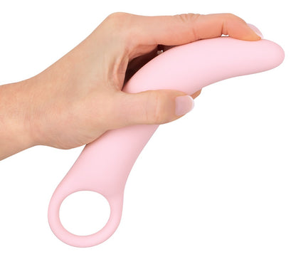 Sweet Smile Vaginal Trainers – rosafarbener Trainer in einer Hand zur Darstellung von Größe und schlanker Form – erhältlich bei Evoria Care