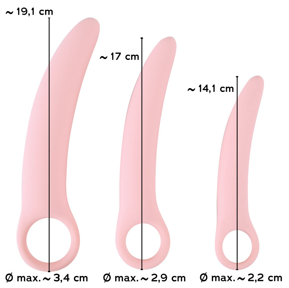 Sweet Smile Vaginal Trainers – Größenvergleich der drei rosafarbenen Trainer mit Maßangaben und unterschiedlichen Abmessungen – erhältlich bei Evoria Care