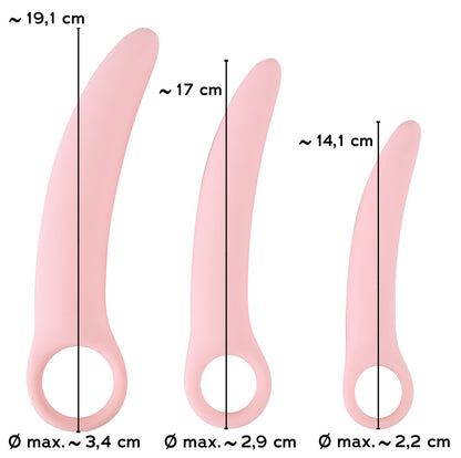 Sweet Smile Vaginal Trainers – Größenvergleich der drei rosafarbenen Trainer mit Maßangaben und unterschiedlichen Abmessungen – erhältlich bei Evoria Care