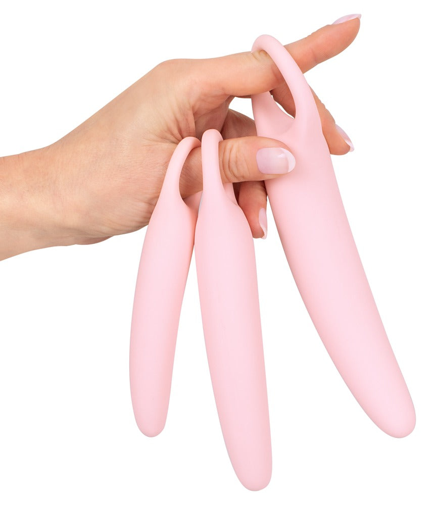 Sweet Smile Vaginal Trainers – drei Trainer in unterschiedlichen Größen gemeinsam in einer Hand dargestellt – erhältlich bei Evoria Care