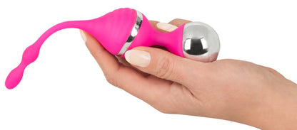 Sweet Smile Vibrating Love Balls in Pink – Detailansicht des silberfarbenen Bedienelements am Ende der geschwungenen Liebeskugeln – erhältlich bei Evoria Care