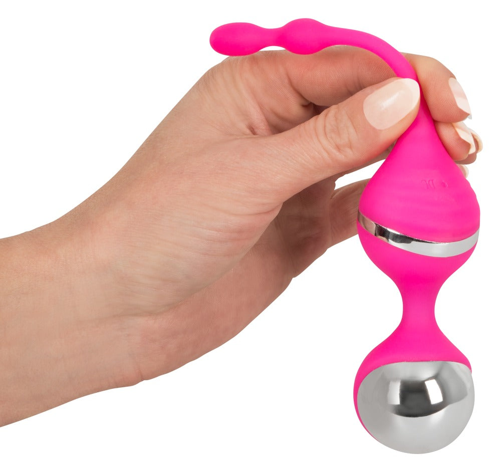 Sweet Smile Vibrating Love Balls in Pink – Produkt in einer Hand zur Darstellung der Größe und geschwungenen Form – erhältlich bei Evoria Care