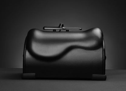 THE COWGIRL Premium – schwarze Reit-Sexmaschine in frontaler Ansicht mit breitem Unterteil und ergonomisch geformter Oberseite – erhältlich bei Evoria Care
