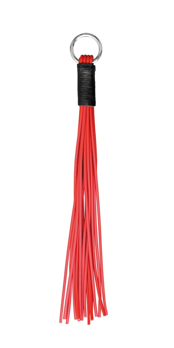 XX-DREAMSTOYS Fingerpeitsche – handliche rot-schwarze Peitsche mit 16 roten Riemen, kurzem schwarzem Griff und silberfarbenem Metallring in einzelner Produktansicht – erhältlich bei Evoria Care
