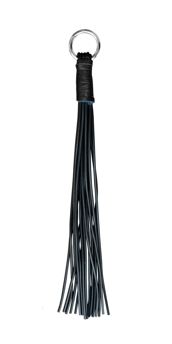 XX-DREAMSTOYS Fingerpeitsche – handliche schwarze Peitsche mit 16 schwarzen Riemen, kurzem schwarzem Griff und silberfarbenem Metallring in einzelner Produktansicht – erhältlich bei Evoria Care