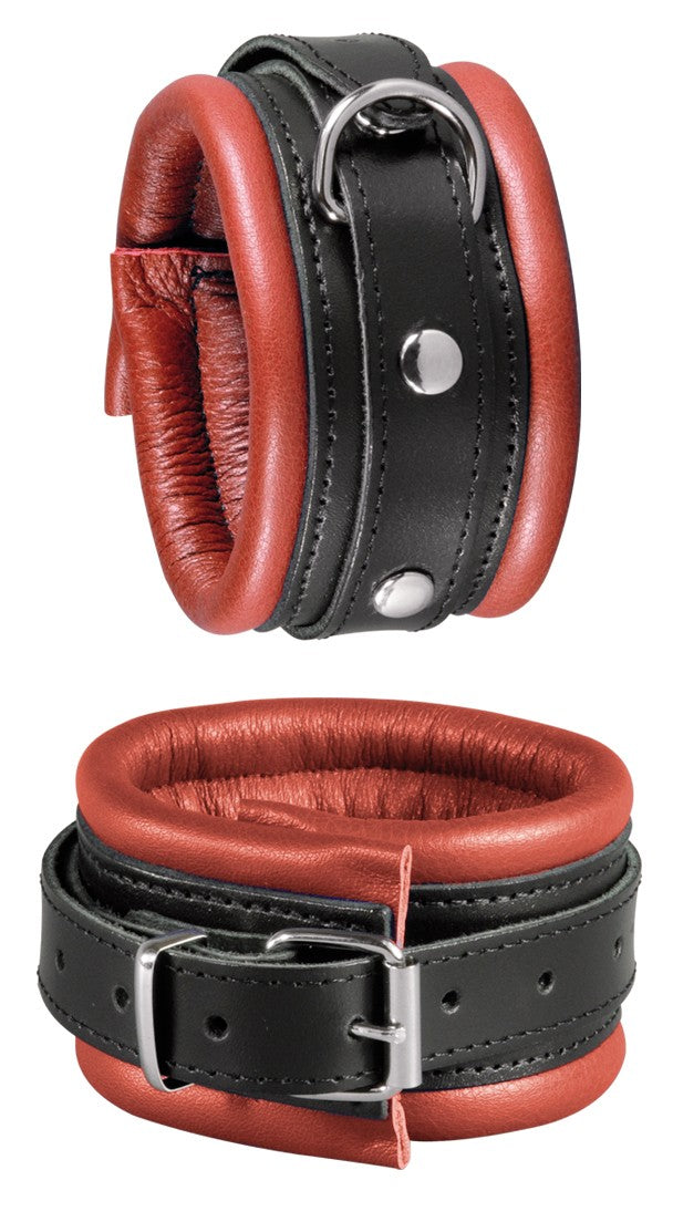 XX-DREAMSTOYS Leder-Fußfessel – schwarz-rote weich gepolsterte Bondage-Fesseln aus Leder mit Schnallenverschlüssen, Metallösen und Befestigungsringen in einzelner Produktansicht – erhältlich bei Evoria Care