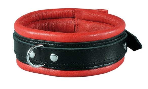 XX-DREAMSTOYS Leder-Halsfessel – schwarz-rote gepolsterte Halsfessel aus Rindsnappaleder mit Metallnieten und verstellbarem Verschluss in einzelner Produktansicht – erhältlich bei Evoria Care