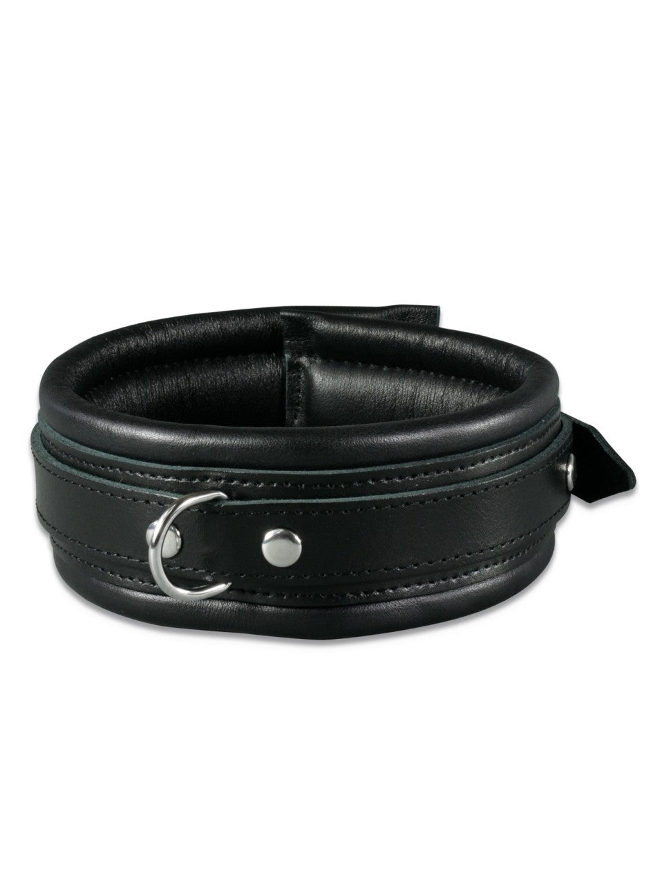 XX-DREAMSTOYS Leder-Halsfessel – schwarze Halsfessel aus Rindsleder mit gepolsterter Innenseite, Metallnieten und Befestigungsöse in einzelner Produktansicht – erhältlich bei Evoria Care