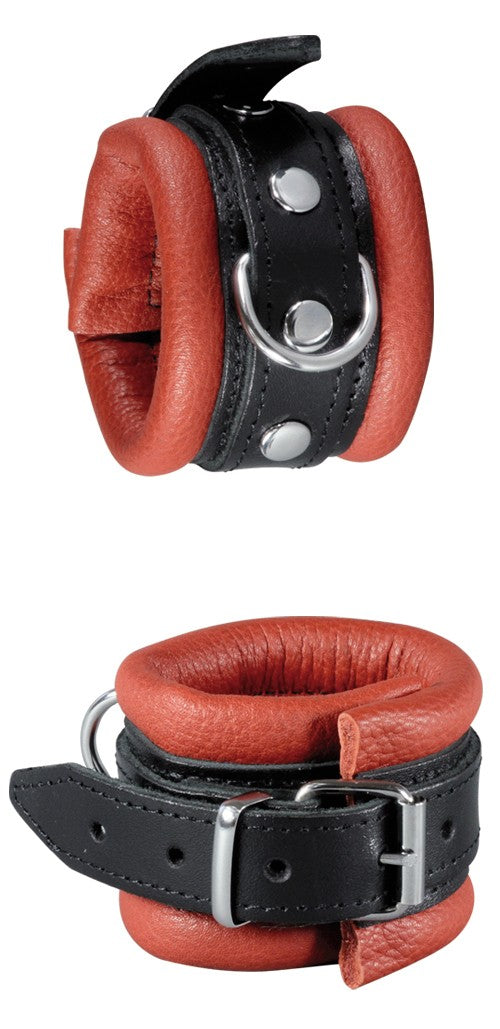 XX-DREAMSTOYS Leder-Handfessel – schwarz-rote gepolsterte Handfesseln aus Rindsleder mit Schnallenverschlüssen, Metallösen und Befestigungsringen in einzelner Produktansicht – erhältlich bei Evoria Care