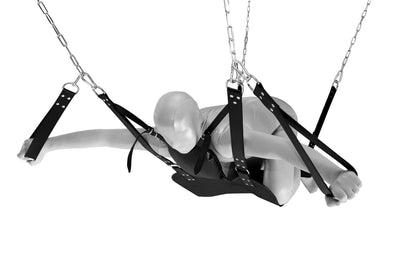 XX-DREAMSTOYS Master of Hell – schräge Gesamtansicht der schwarzen Leder Sex Sling mit gepolsterten Elementen und mehreren Befestigungspunkten – erhältlich bei Evoria Care