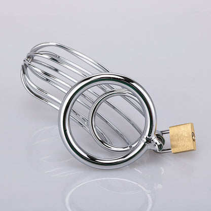 XX-DREAMSTOYS Metal Cock Cage Banana Shape – Frontdetail des Metall-Peniskäfigs mit offener Gitterkonstruktion und Verschlusselement – erhältlich bei Evoria Care