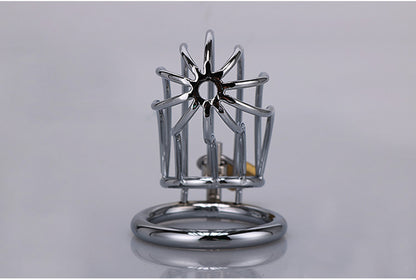 XX-DREAMSTOYS Metal Cock Cage Banana Shape – Detailansicht von Verschluss und Zubehör des Metall-Peniskäfigs – erhältlich bei Evoria Care