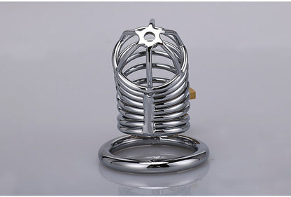 XX-DREAMSTOYS Metal Cock Cage Snake Shape – Detailansicht von Verschluss und Zubehör des silberfarbenen Metall-Peniskäfigs – erhältlich bei Evoria Care