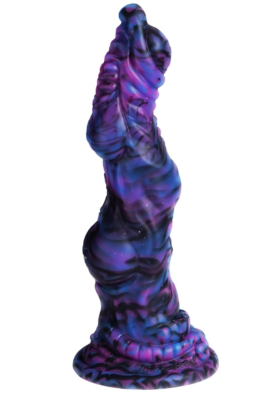 XX-DREAMSTOYS Mutant Dildo No. 14 – mehrfarbiger Fantasy-Dildo mit unregelmäßig geformtem Schaft, ausgeprägten organischen Verdickungen, abgerundeter Spitze und breiter Basis in schräger Produktansicht, marmoriert in Violett, Blau und Pink – erhältlich bei Evoria Care