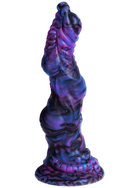 XX-DREAMSTOYS Mutant Dildo No. 14 – mehrfarbiger Fantasy-Dildo mit unregelmäßig geformtem Schaft, ausgeprägten organischen Verdickungen, abgerundeter Spitze und breiter Basis in schräger Produktansicht, marmoriert in Violett, Blau und Pink – erhältlich bei Evoria Care