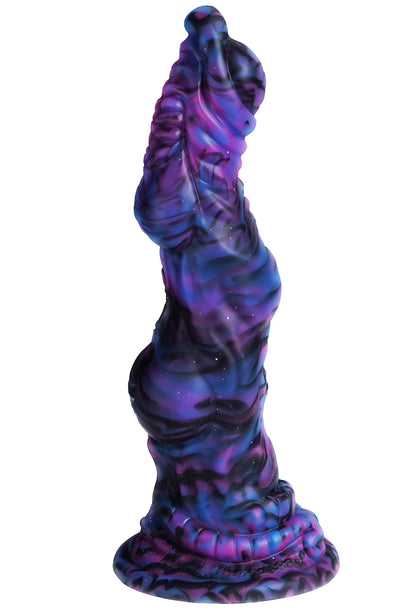 XX-DREAMSTOYS Mutant Dildo No. 14 – mehrfarbiger Fantasy-Dildo mit asymmetrischen Verdickungen, strukturierter Oberfläche, abgerundeter Spitze und breiter Basis in einer weiteren schrägen Produktperspektive auf weißem Hintergrund – erhältlich bei Evoria Care