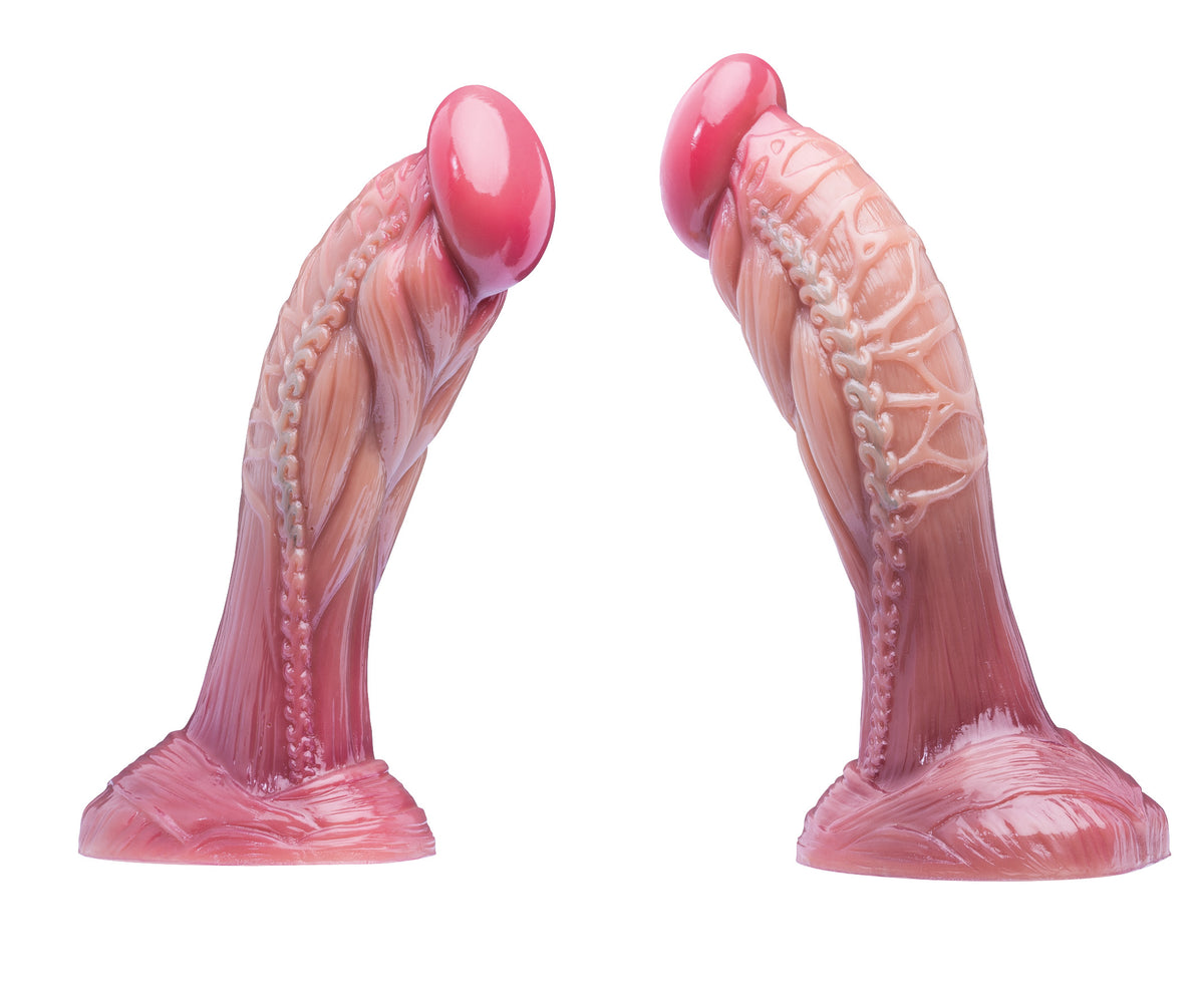 XX-DREAMSTOYS Mutant No. 1 – zwei gegenübergestellte Ansichten des rosafarbenen Fantasy-Dildos mit anatomisch strukturiertem, gebogenem Schaft, markanten Aderdetails und breiter Saugnapfbasis, gemeinsam auf weißem Hintergrund dargestellt – erhältlich bei Evoria Care
