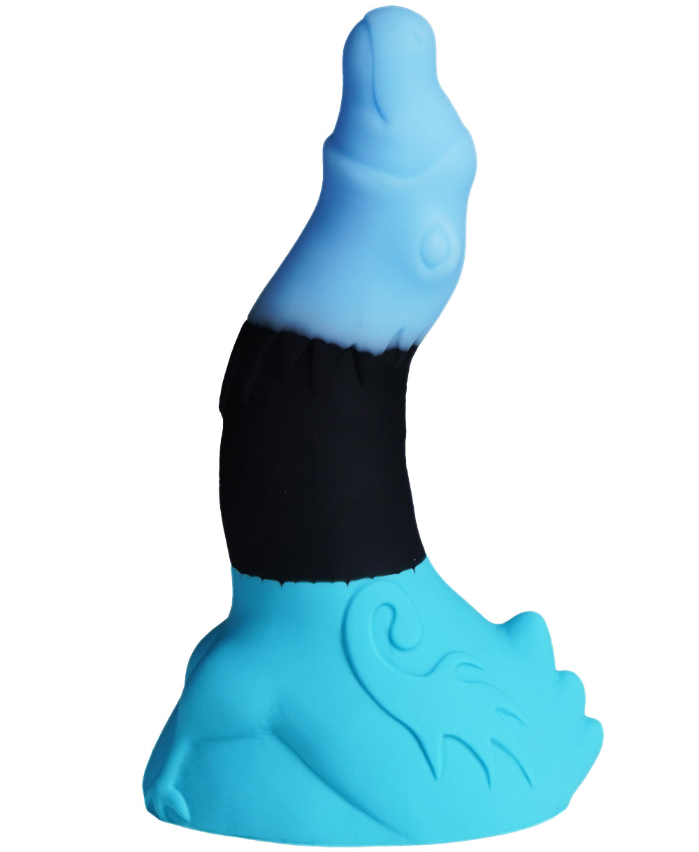 XX-DREAMSTOYS Mutant No. 10 – Fantasy-Dildo in Hellblau, Schwarz und Türkis mit anatomisch geformter Spitze, geschwungenem Schaft und breiter strukturierter Saugnapfbasis in einer weiteren schrägen Produktperspektive auf weißem Hintergrund – erhältlich bei Evoria Care