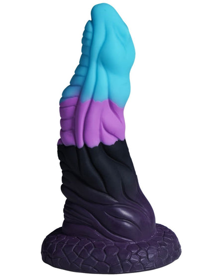 XX-DREAMSTOYS Mutant No. 9 – mehrfarbiger Fantasy-Dildo mit türkisfarbener, organisch geformter Spitze, lilafarbenen wellenförmigen Verdickungen, schwarzem strukturiertem Schaft und breiter dunkelvioletter Basis in schräger Produktansicht – erhältlich bei Evoria Care