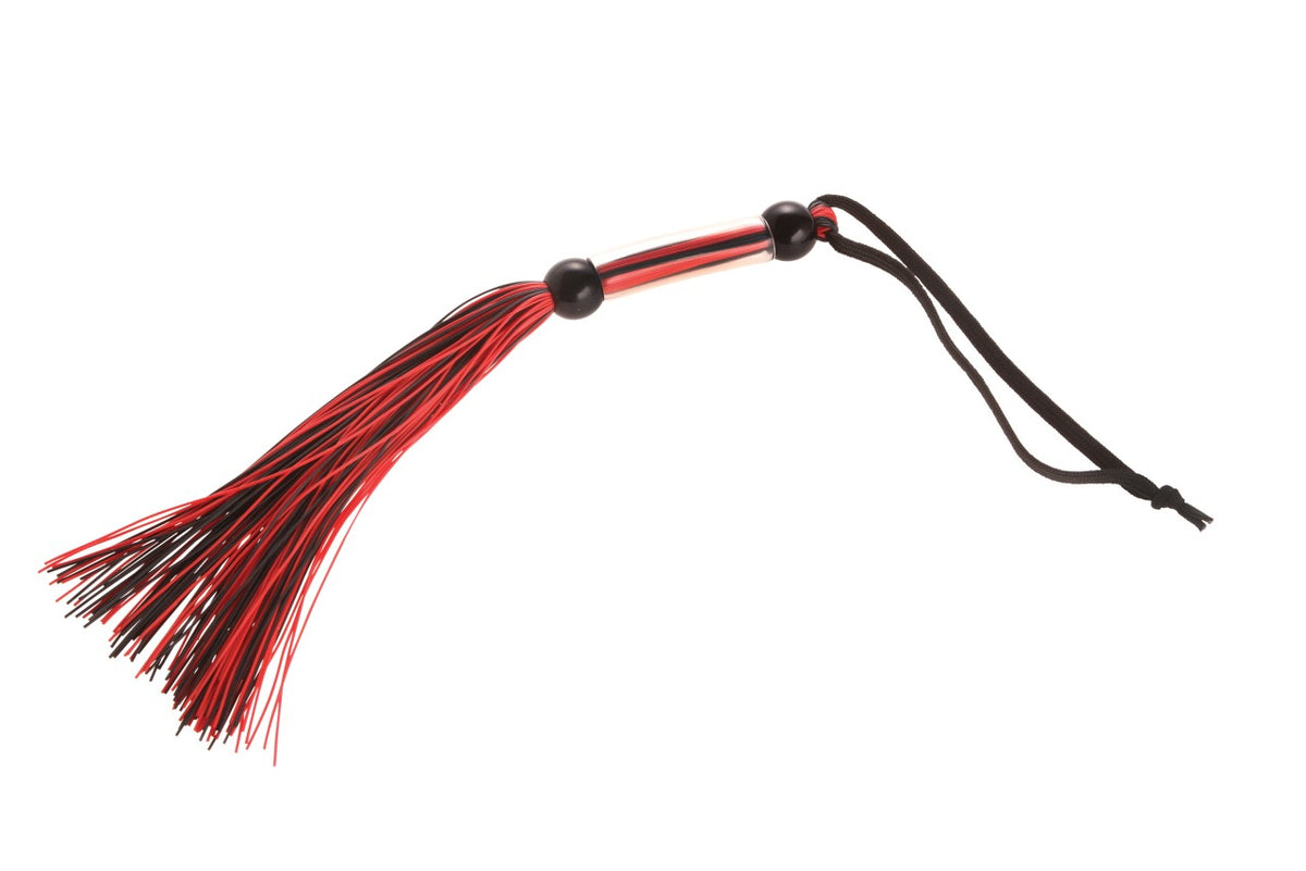 XX-DREAMSTOYS Silikonpeitsche – Produktansicht mit schwarzem Griff, rotem Verbindungselement und zahlreichen rot-schwarzen Riemen für sinnliche Reize – erhältlich bei Evoria Care
