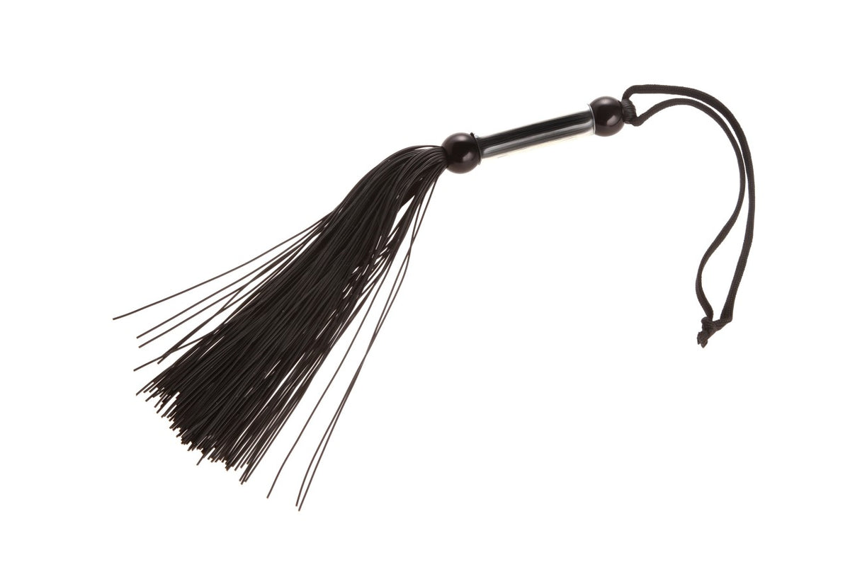 XX-DREAMSTOYS Silikonpeitsche – flexibler schwarzer Flogger mit gebogenem Griff und zahlreichen schwarzen Riemen in einzelner Produktansicht – erhältlich bei Evoria Care