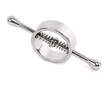 XX-DREAMSTOYS Spring Loaded – einzelne silberfarbene Nippel- und Hodenklemme mit rundem Metallgehäuse, Federzug und seitlichen Metallstiften – erhältlich bei Evoria Care