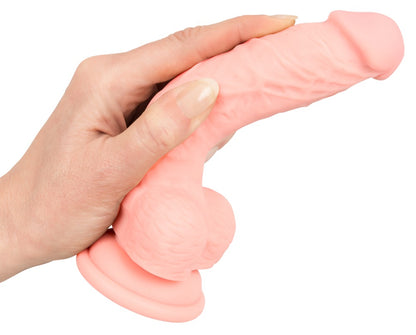 You2Toys Medical Silicone Realistic Dildo in Hautfarbe – Handansicht zur Darstellung der flexiblen Beschaffenheit und biegsamen Form – erhältlich bei Evoria Care