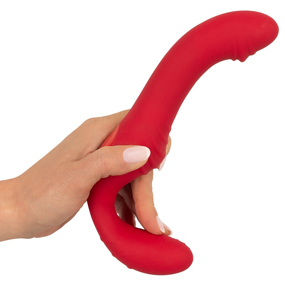 You2Toys RC Strapless Strap-On 3 in Rot – Handhabungsansicht zur Darstellung der flexiblen und geschwungenen Produktform – erhältlich bei Evoria Care