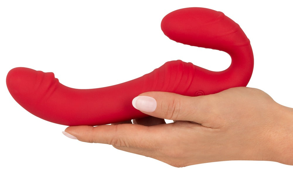 You2Toys RC Strapless Strap-On 3 in Rot – Produkt in einer Hand zur Darstellung von Größe und geschwungener Form – erhältlich bei Evoria Care