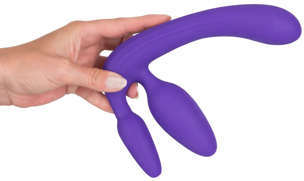 You2Toys Strapless Strap-On Triple Teaser in Lila – Produkt in einer Hand zur Darstellung von Größe und dreifacher Stimulatorform – erhältlich bei Evoria Care