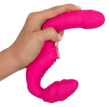 You2Toys Vibrating Strapless Strap-On in Pink – Produkt in einer Hand zur Darstellung von Größe und geschwungener Form – erhältlich bei Evoria Care