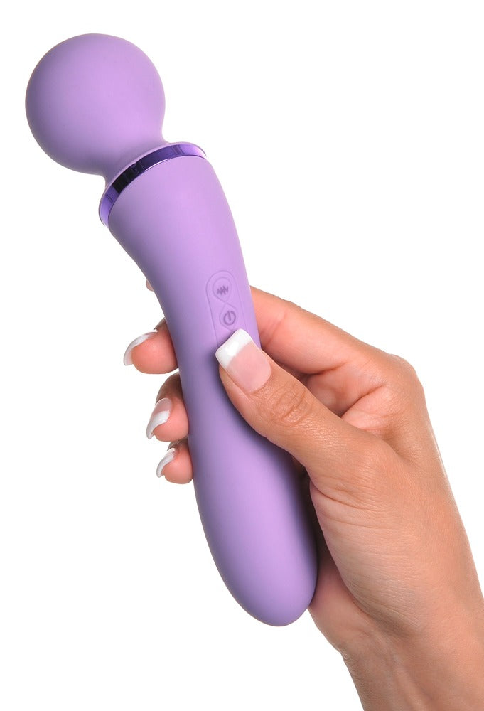 Fantasy For Her Duo Wand Massage-Her in der Hand mit gebogener Vibratorseite für intime Stimulation
