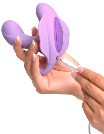 Fantasy For Her G-Spot Stimulate-Her mit separater Fernbedienung in der Hand zur Darstellung der kabellosen Steuerung