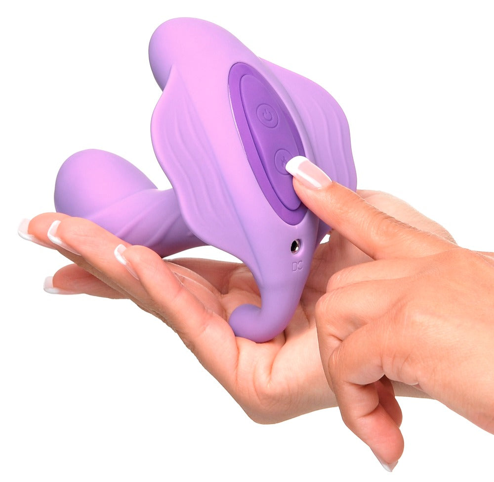Fantasy For Her G-Spot Stimulate-Her in der Hand zur Demonstration der flexiblen Form und des äußeren Stimulationsarms