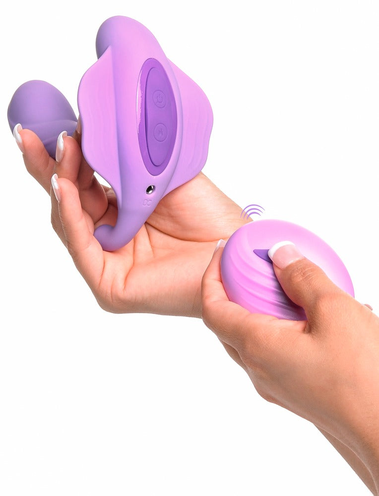Fantasy For Her G-Spot Stimulate-Her in der Hand zur Darstellung von Größe, gebogener Form und flexiblem Stimulationsbereich