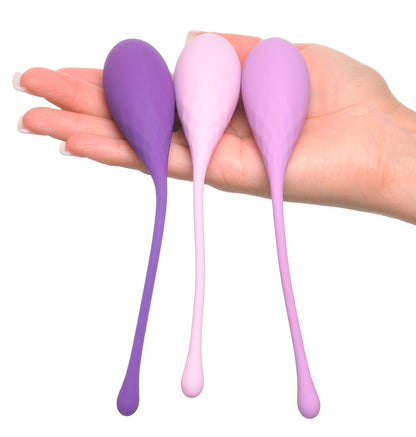 Fantasy For Her Kegel Train-Her Set mit drei Beckenbodentrainern in der Hand zur Darstellung der unterschiedlichen Größen und Farbstufen