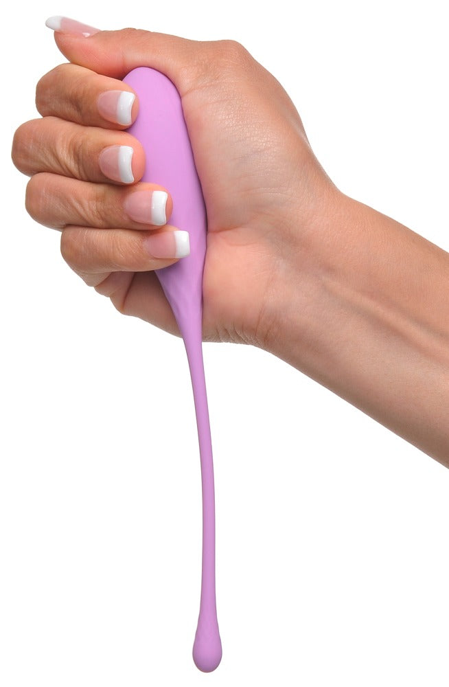 Fantasy For Her Kegel Train-Her Beckenbodentrainer in der Hand mit tropfenförmiger Silikonkugel und langem Rückholband
