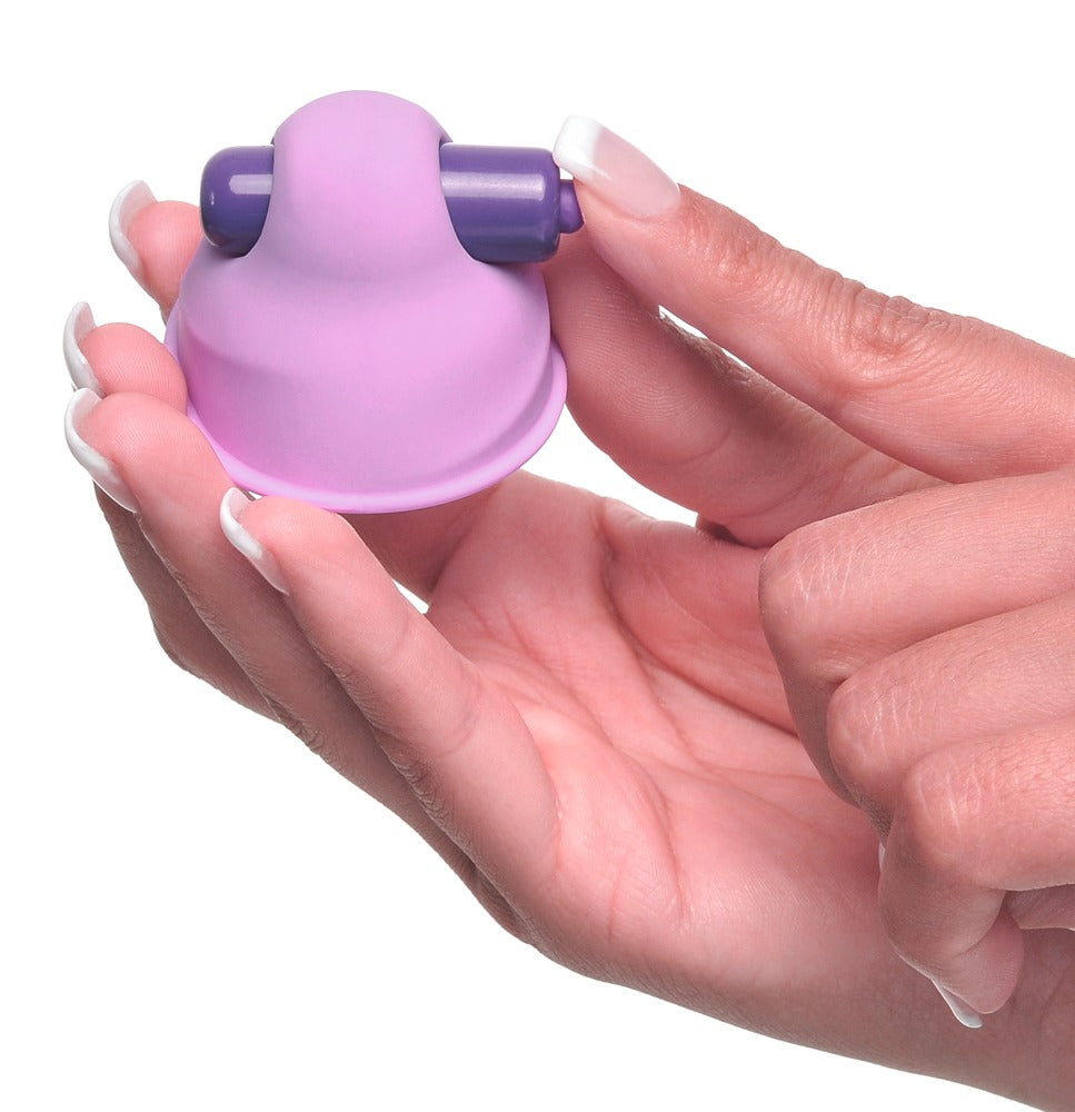 Fantasy For Her Vibrating Nipple Suck-Her in der Hand zur Demonstration der flexiblen Silikon-Saugglocke