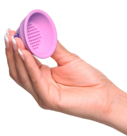 Fantasy For Her Vibrating Nipple Suck-Hers in der Hand zur Darstellung von Größe und weicher Silikonform
